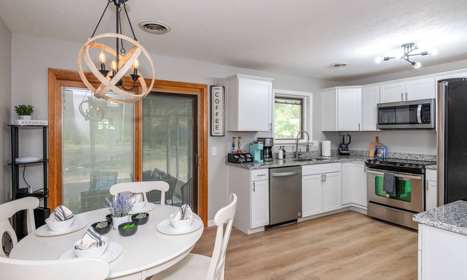 Englewood Maison | RARE FIND! Remodeled Ranch | Near Airport