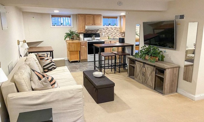 Woodridge Appartement | Rare Find Spacious Basement Apartment with Parking