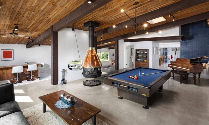Urbandale Maison | RARE Mid-Mod Home. Spacious inside-and-out.