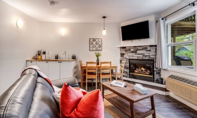 Dwight Maison | Rare Muskoka Chalet Suite - B8
