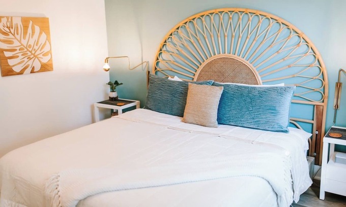 Downtown Dunedin Cottage | Rave Reviews Walk to Downtown Dunedin and Waterfront Barefoot Parrot 1