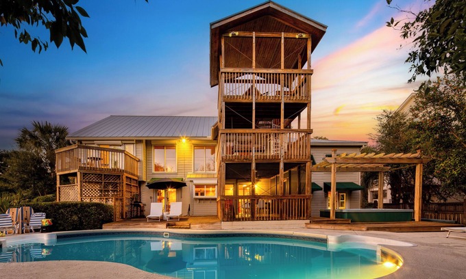 Sullivan's Island Cabine | Raven by AvantStay | Entertainers Dream w/ Pool, Hot Tub, Game Room! 9 BRs!