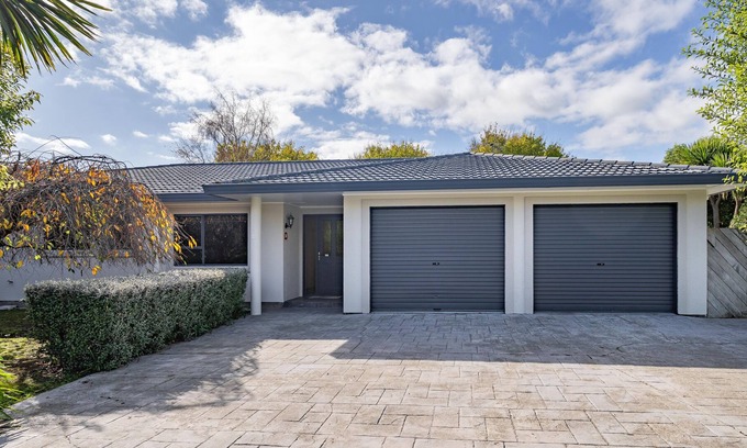 Greytown Maison | Ray's Retreat | Large Private Fenced Garden | Patio | Sleeps 9 | SKY | Wi-fi