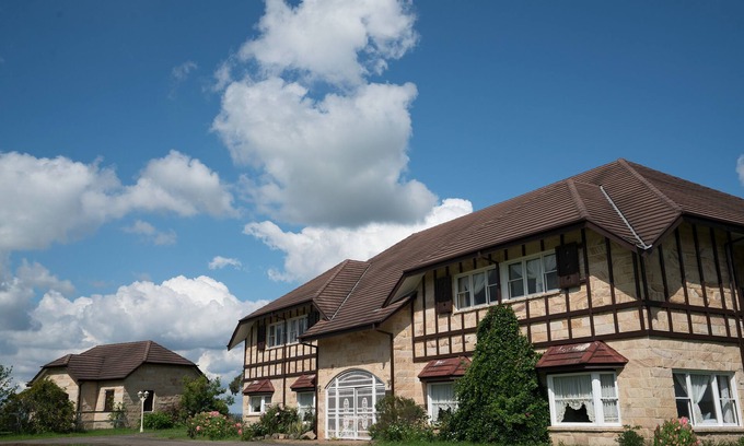 Razorback Maison | Razorback Dream Farmhouse: 10BR, Space & Serenity