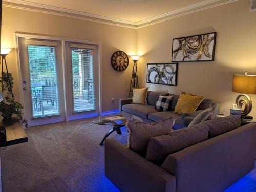 Executive Park Appartement | Ready to Stay & Play! End of Summer get-a-way "Book 4 days get 5th day FREE"