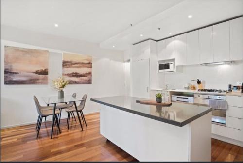 Melbourne Central Business District Appartement | Readyset Apartments at Liberty