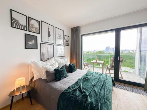 Karlin Appartement | REAL Living by REFA Balcony Retreat 91