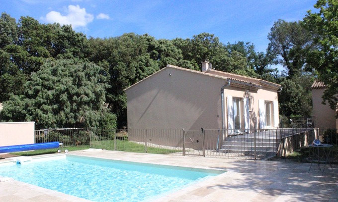 Mondragon Villa | Maison récente, lumineuse dans campagne