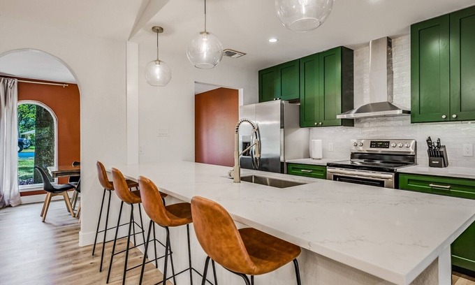 Forest North Estates Maison | Recently Remodeled Home~ Great for Small Groups & Families!