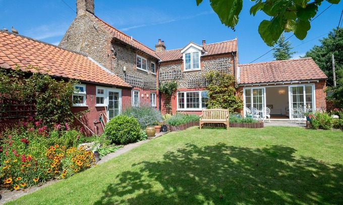 Langham Maison | Recently renovated elegant cottage ,1 mile to the sea ,wonderful walks