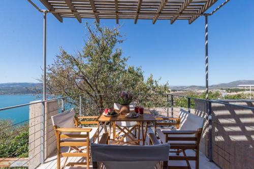 Argostoli Maison | Red Art Maisonette