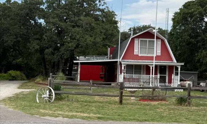 Fay Maison | Red Barn close to lake