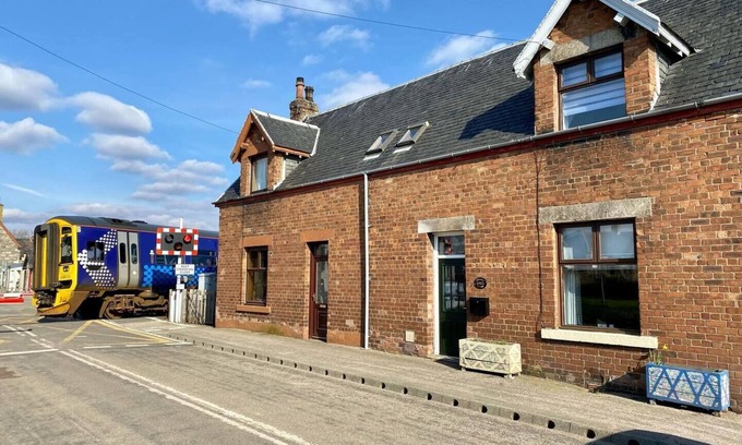 Brora Maison | Red Brick Former Railway Workers' Cottage