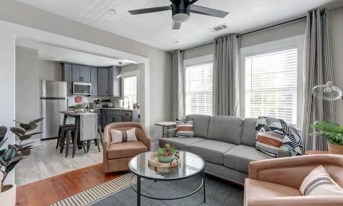 Old West Broad Neighborhood Appartement | Red Brick Row, Modern | Inviting | Chic