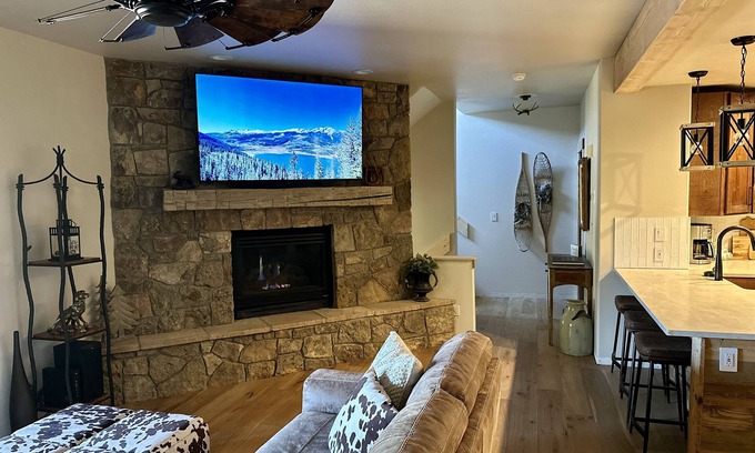Dillon Maison | Red Buffalo Lodge at Lookout Ridge, Dillon CO. Within 30 min of 6 ski resorts!