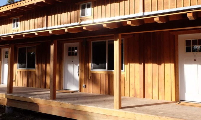Anahim Lake Maison | Red Cariboo Resort - une nouvelle destination de vacances au Canada en Colombie-Britannique - Appartement avec vue sur le jardin (1)