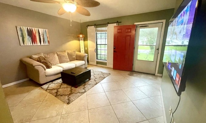 North Northwest Pensacola Maison | Red Door Bungalow-15 minutes to BEACH + Pet-Friendly!