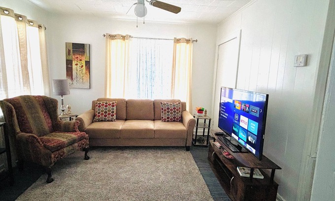 Alexandria Maison | Red Door Lodge of Alexandria Charming 2-bedroom with WiFi and AC in amazing