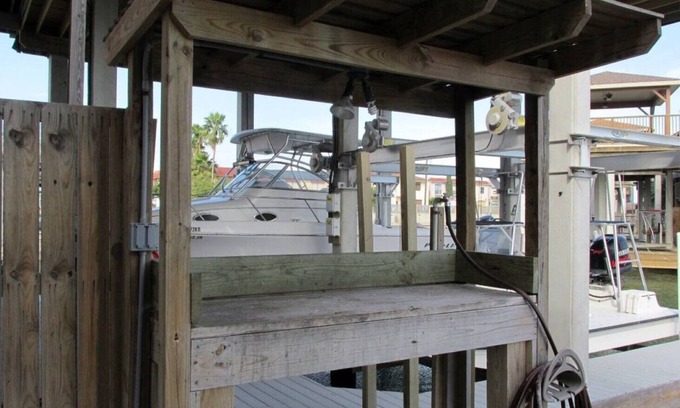 Port Mansfield Copropriété | Red Fish Condo B, with boat slips and pool.
