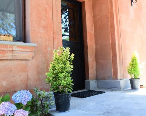 Aramus Maison | Red House Hatis