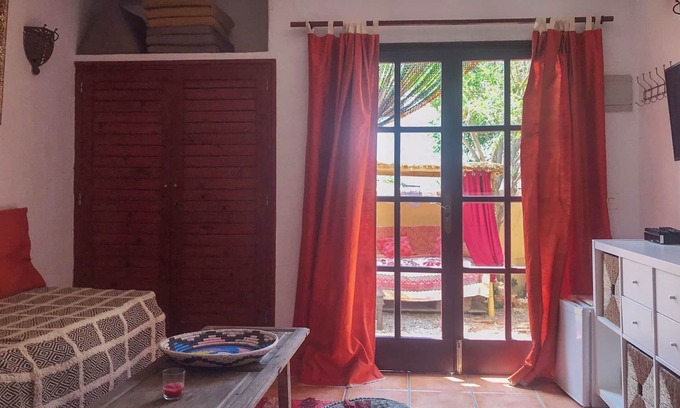 Es Canar Appartement | Rouge, idyllique Apt. + Hamac + Transats, Zone de Pushbike, Plage, Marché Hippie
