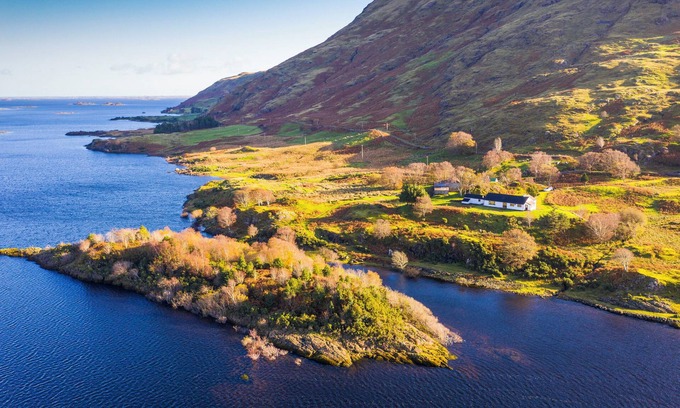 Inishmacatreer Maison | Red Island House, on the shore of Lough Mask