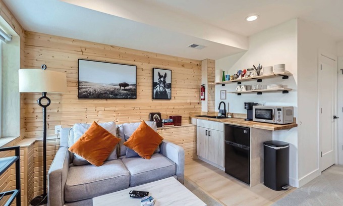 Applewood West Appartement | Red Rocks Base, 1BR Suite w Kitchenette