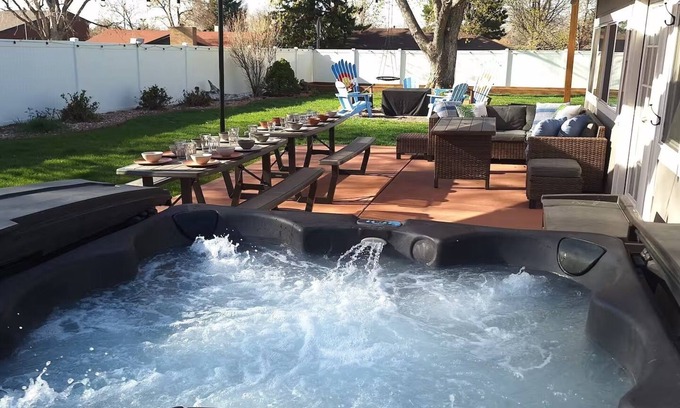 Barths Maison | Red Rocks + HOT TUB + Bocce Ball + PICKLEBALL+ Fire Pit + 8 Beds + ARCADE