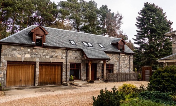 Boat of Garten Maison | Red Squirrel Lodge - Retreat Group