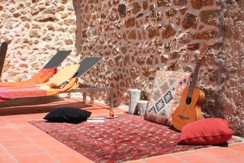 Saint-Jean-de-Barrou Maison | Red sun and green tea