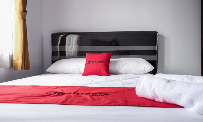 Binong Hôtel | RedDoorz near Supermall Karawaci 2