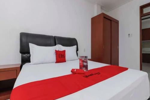 Jakarta Maison | RedDoorz Premium near Stasiun Lenteng Agung