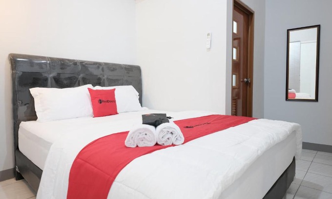 Kebon Jeruk Maison | RedDoorz Syariah near Siloam Hospital Kebon Jeruk