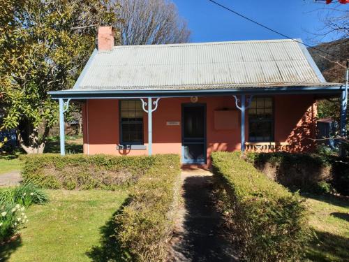 Wandiligong Maison | Redruth - 2 bedroom cottage situated in wandiligong