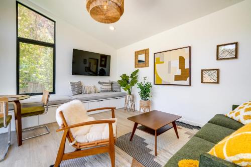 Roosevelt Maison | Redwood City Escape with Big-Screen TV!