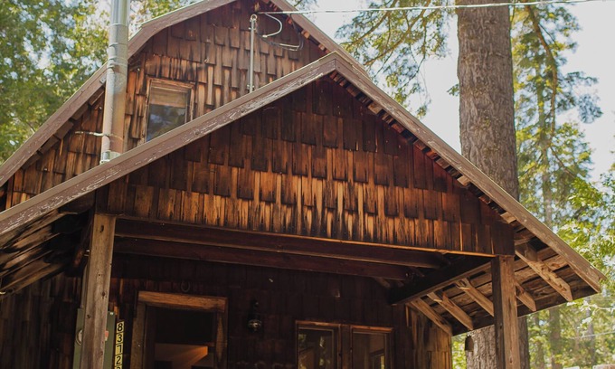 Wilsonia Cabine | Redwood Grove Cabin inside Kings Canyon and Sequoia National Park