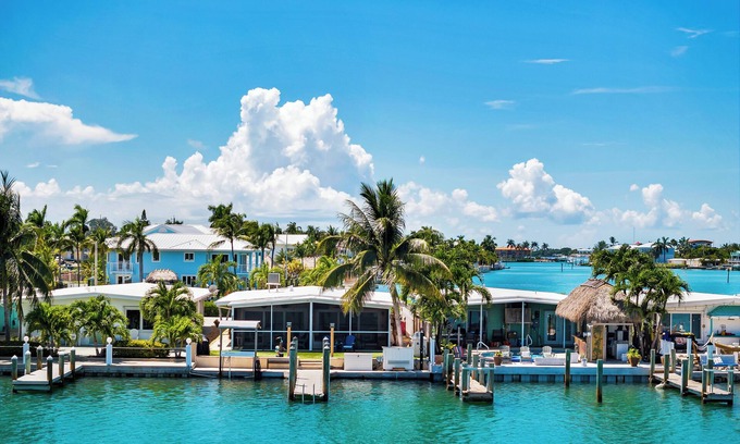 Key Colony Beach Maison | Reel and Relax-Key Colony Beach 2BR, Cabana Club, 40’ dock & 5 min to Atlantic