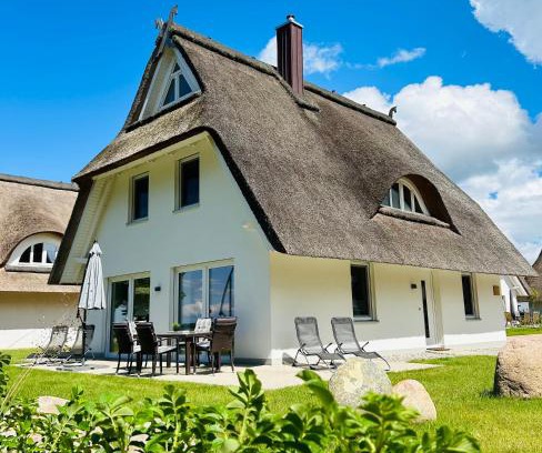 Am Salzhaff Maison | Reetdach-Ferienhaus "ANNI" mit direktem Meerblick, Sauna und Kamin
