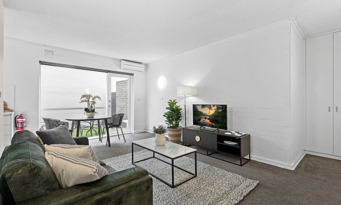 Parkville Appartement | Refined 1-Bed Apartment with Garden Access