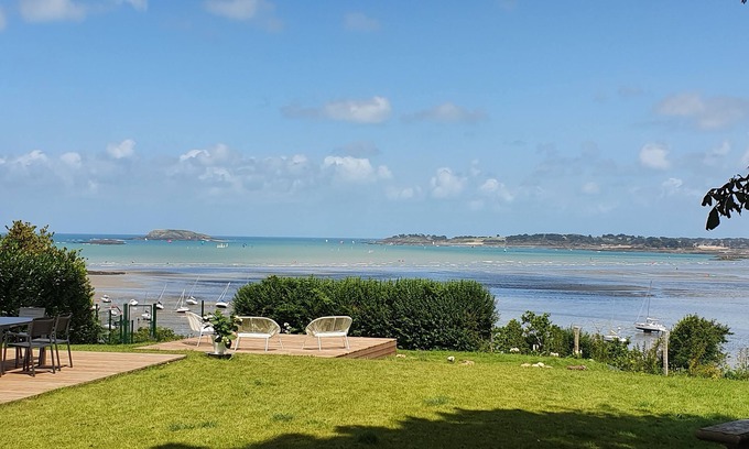 Saint-Jacut-de-la-Mer Villa | Gîte raffiné avec vue directe sur la mer, hébergement jusqu'à 15 personnes.
