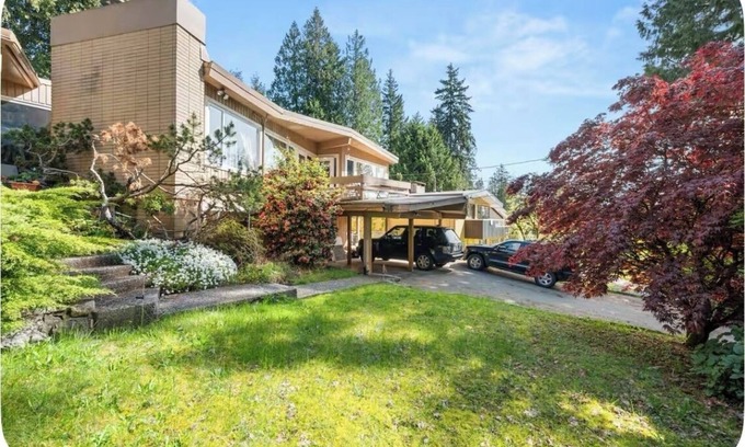 Upper Lonsdale Maison | Refined North Shore 3BR Retreat