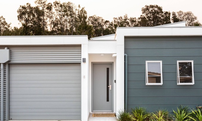 Port Macquarie Villa | Actualiser @ Shellys. Promenade promenade à la plage de la nouvelle villa côtière moderne.