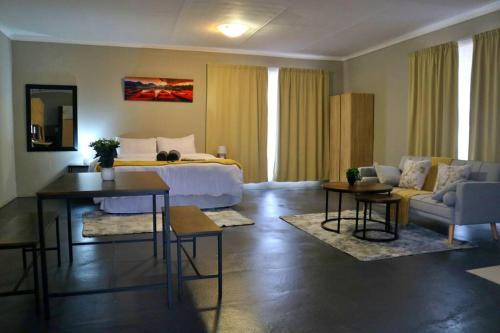 Magaliesberg Appartement | Refreshing Mountain FarmStay w Boma,Pool,Hikes,Obstacle Course