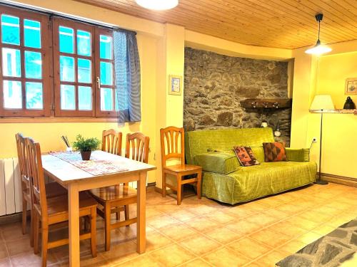 Isavarre Appartement | Refugi acollidor de pedra i fusta by RURAL D'ÀNEU