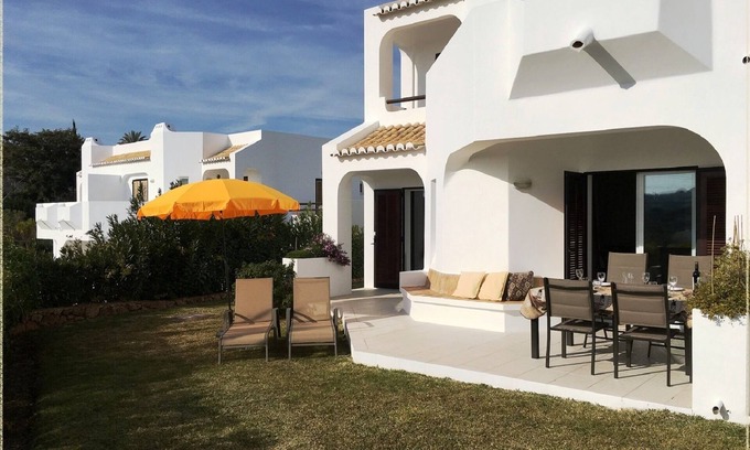 Alpouvar Appartement | Appartement de coin au rez-de-chaussée de luxe rénové, plein sud! Câble, WiFi et climatisation