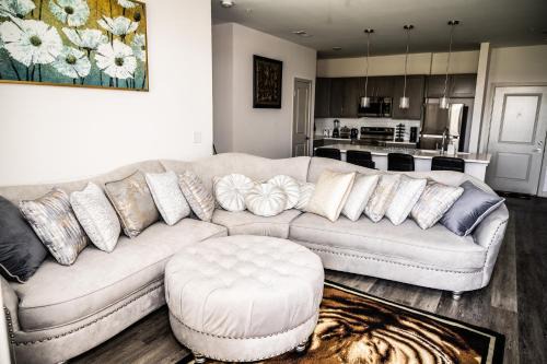 Whitestown Appartement | Regal Apt with King & Queen Bed for Long-Term Stay
