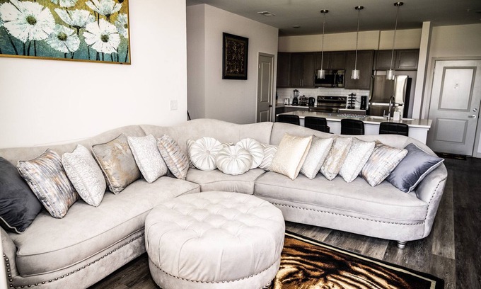 Whitestown Appartement | Regal Apt with King & Queen Bed for Long-Term Stay