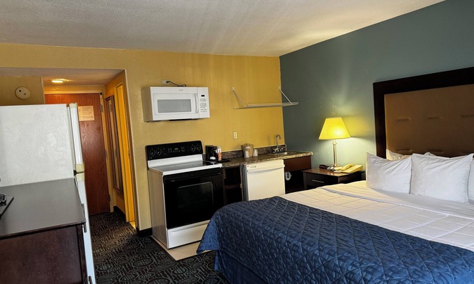 New London Hôtel | Regency Inn and Suites - Non Smoking Double Bed with Kitchen