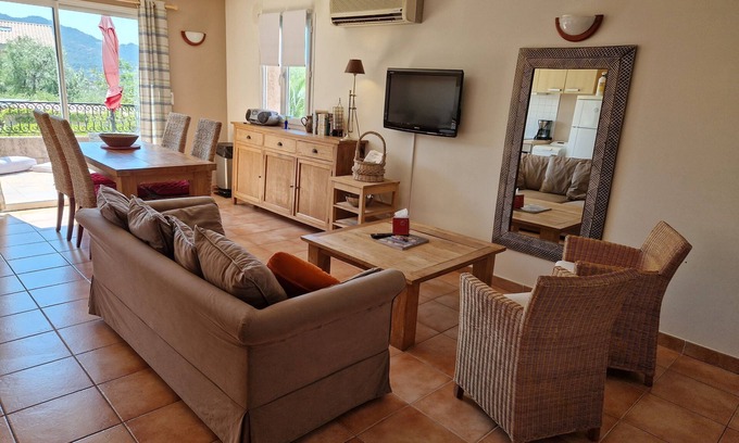 L'Ile-Rousse Appartement | Confortable appartement 2 chambres, belle terrasse, piscine, vue mer, jardin