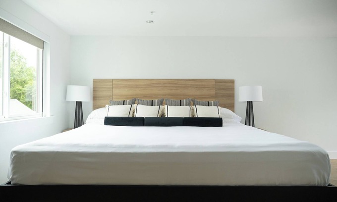 Rehoboth Beach Hôtel | Rehoboth Beach Retreat with Free Parking, Weekend Breakfast & Cozy Fireplace